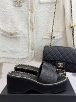厂价 Chane*｜小香25C春夏新品度假 链条字母厚底拖鞋 这一季度假凉拖系列真的超美 搭配字母装饰 简约又百搭 上脚超级美的 怎么看怎么好看 Go 材质 鞋