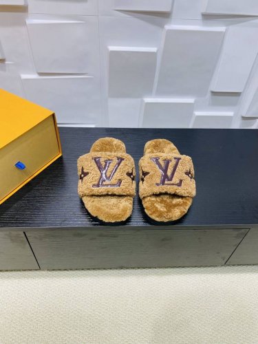 Louis vuitton 2024新款羊毛拖鞋细柔软羊毛 頂级品质纯皮毛一体直毛打造！超温暖的感觉，穿上仿佛踩在云朵上LV经典老花装饰，精致高级！让这双毛拖