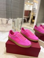 出厂男女同 Valentino专柜同步新款德训鞋低帮休闲运动鞋 专业高端，完美复刻，品质一流！ 全部采用原版1:1材料制作，独家开模！ 面料高丝光牛猄 Tpu材