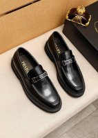 商品商标：Prada 普拉达 休闲皮鞋 正码码数: 39-44 38.45.46订制 商品材料：精选 进口头层开边珠牛皮鞋面+奢华五金扣，进口水染牛皮内里。强烈