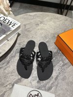 hermes 爱马仕～新款猪鼻子果冻鞋 夹脚人字拖 一体成型胶拖鞋、软软的！防水又防滑 海浪沙滩没有比它更配的拖鞋了 特殊渠道货，直供海外 采用达到欧标环保标准