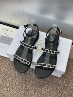 工厂p价p 迪奥 Dior 2025春夏最新款Attitude 拼色水晶凉鞋 Cd字母Logo五金扣平底交叉带露趾女鞋 材质：原版定制进口小牛皮 金属羊皮+水染