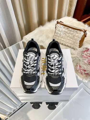 橙子出厂价 Dior 迪奥 B30系列 网面透气运动鞋 休闲厚底老爹鞋 重工复刻 顶级版本。这款 Dior Star 老爹运动鞋是二零二四秋季新品，以时髦复古风