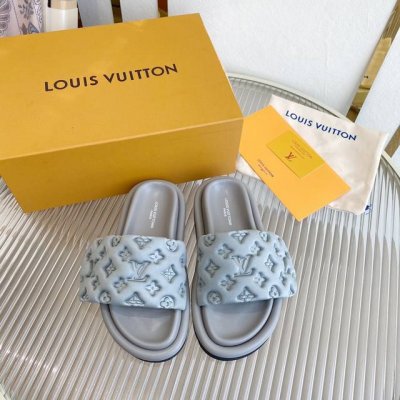 louisvu On Ss23 New Arrival～ L驴家新款暗花浮雕糖果色魔术贴凉拖鞋 宽胖的鞋型可以很显瘦，且鞋底有一定厚底增高哦！ 时髦精夏日必备单