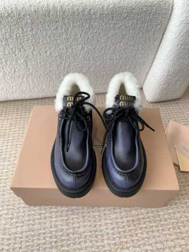 麂皮 擦皮牛皮 Miu Miu 24ss 秋冬走秀新款 羊毛 休闲短靴 今年最值得入手的靴子 没有之一！ 超多网红明星上脚 miumiu今年秋冬确实泰酷辣 秋冬