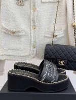 厂价 Chane*｜小香25C春夏新品度假 链条字母厚底拖鞋 这一季度假凉拖系列真的超美 搭配字母装饰 简约又百搭 上脚超级美的 怎么看怎么好看 Go 材质 鞋
