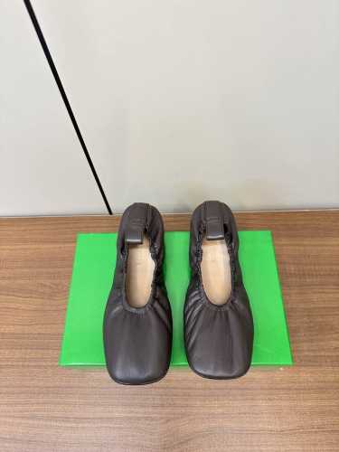 Bottega veneta 24ss秋冬网红ins平底奶奶鞋 Bottega veneta奶奶鞋 *时髦炸了更换设计师首秀奶奶鞋Bv开挂了，逆天爆款原版开发