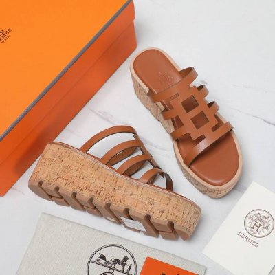 2024爱马仕将经典延续 Hermès 木纹坡跟H拖鞋爱马仕的坡跟凉鞋是我见过最简约最耐看最有气质的！！！任何风格都能hold住，6cm坡跟高度轻松驾驭，颜色统