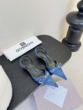 360 Givenchy纪梵希夏秋爆款。 潮流鼻祖创世之作，为爱铸就！ 猫跟金属搭扣尖头拖系列！ 1鞋猫跟理念，时尚舒适的时装鞋，灵感来自于纪梵希潮牌性的搭配风 - 点击图像关闭