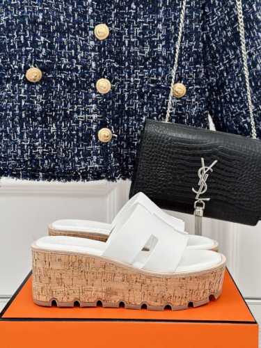 厂价 HermèS 爱马仕经典H厚底拖鞋 依旧是永恒经典的H造型 极约复古的设计 浓厚的异域风情 厚底在拉长腿方面真的Yyds 百搭舒适 上脚秒变大长腿！ 面料