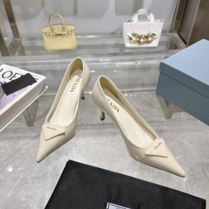 PRADA 普拉达 24 出厂价 专柜走秀款尖头单鞋 三角扣标 高跟 早春走秀款！鞋面：高定制漆皮面料 内里：进口水染羊皮大底：原版意大利真皮大底 跟高：7.5