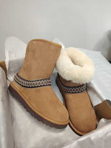 UGG P: 女款Size：35-40 专柜同步 高筒民族风雪地靴 采用隆丰AY级羊皮毛一体 冬天踩雪也不怕翻下来穿也非常nice 厚底防滑