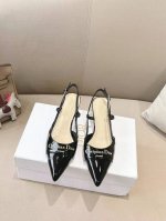 dior2025 春夏新品钢印字母Logo单鞋 凉鞋系列 单鞋 高跟鞋 顶级版本 延续D家永恒经典！这款鞋低调不失华丽 性感又不显张扬 鞋型是大家都爱的秀气款