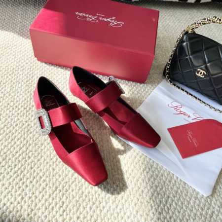Roger vivier RV2024年新款水晶钻扣芭蕾舞平底单鞋 鞋面:真丝 内里:羊皮 大底:牛皮大底 正码:35-39订做34.40.41 - 点击图像关闭