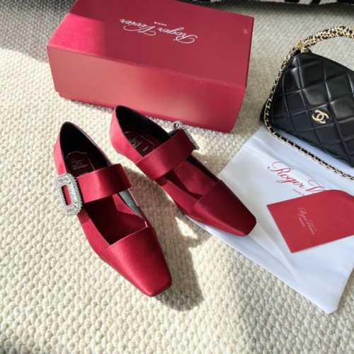Roger vivier RV2024年新款水晶钻扣芭蕾舞平底单鞋 鞋面:真丝 内里:羊皮 大底:牛皮大底 正码:35-39订做34.40.41
