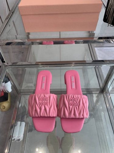 Miu Miu缪缪 春夏平底小羊皮凉拖鞋 Zp开发 原版拆卸 对版菱格纹 Miumiu真的太少女啦 小羊皮超级软糯 舒适度超高 鞋面对版菱格小羊皮 金属小Log
