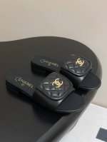 p直销 25Fw春夏新款Chanel小香经典翻盖书包扣一字拖鞋 穿不腻的百搭凉拖 超经典的一款 休闲中带着精致 气质拿捏稳妥 今年春夏绝美加分宝藏！ 鞋面：羊皮