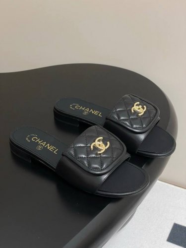 p直销 25Fw春夏新款Chanel小香经典翻盖书包扣一字拖鞋 穿不腻的百搭凉拖 超经典的一款 休闲中带着精致 气质拿捏稳妥 今年春夏绝美加分宝藏！ 鞋面：羊皮