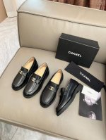 chanel香奈儿乐福鞋 出厂价p Chanel2025香奈儿最新乐福鞋，独特工艺。 百搭显脚瘦气质款，搭配Helloketty蝴蝶结配饰，颜值爆棚的一款乐福鞋