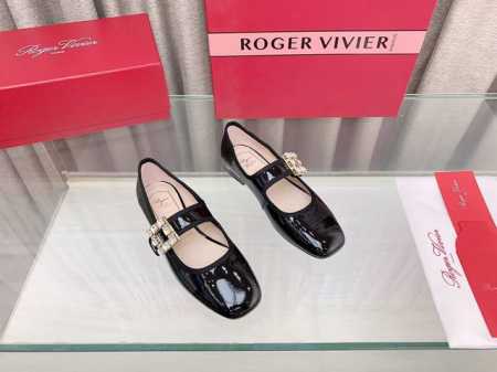 Roger Vivier专柜新款玛丽珍芭蕾舞鞋 原版定制漆皮 羊猄 布面面料，羊皮内里垫脚，意大利进口真皮大底！ 跟高：1Cm 码数：35～39 34、40定做 - 点击图像关闭