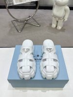 p直销 2025独家版本 超火爆 Prada普拉达三角扣锯齿罗马厚底橡胶发泡超轻凉鞋 复古时髦前卫，鞋面完美还原原版工艺，让整双鞋轻便舒适，满满的渡假Feel，