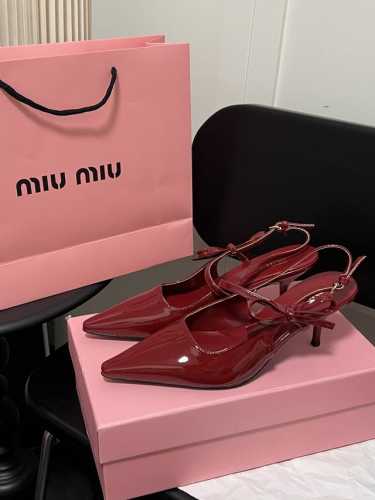 橙子出厂价 Miumiu 缪缪2024新款 漆皮包头猫跟凉鞋 后空凉鞋 高跟鞋 跟高：5CM 码数：34-41