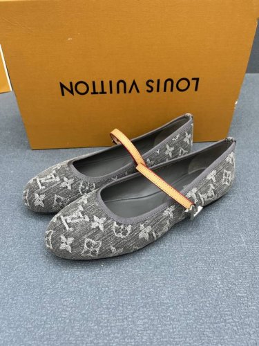 出厂价P Lv 路易威登 24 Z55 早春新款 顶级版本原版一致 专柜主打最新款 Romy平底芭蕾舞鞋 硬货上新 代购级别！高级感十足！国内外博主刷爆的一款，