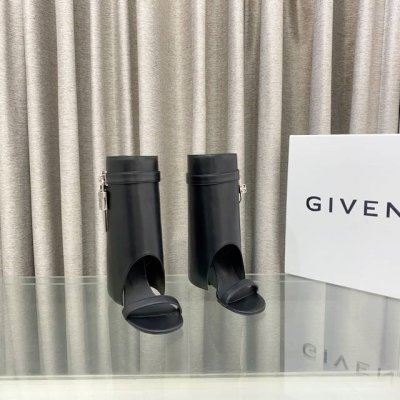 顶级版本 定做款 givenchy纪梵希新款时尚漏趾凉短靴亮泽皮革靴 原版1:1开发 腿部饰有皮革束带 内侧配有皮革拉链头 搭配金属扣 侧面饰有银色和金色饰面不
