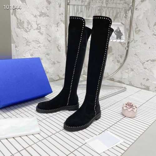 SW5050 LIFT BOOTIE 21新厚底铆钉长靴，这款长靴兼具时尚潮流与舒适实用，主打了3CM的轮胎鞋底搭配粗链条极简风鞋面，优雅之余又不失帅气。牛皮面