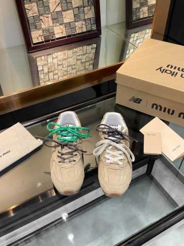 mium*u x new balance联名款运动鞋 原版精准cp！鞋型无限接近，精细工艺制作 年度zui火爆的款式，不需要多说，各种网红明星上脚秀 面料材料牛