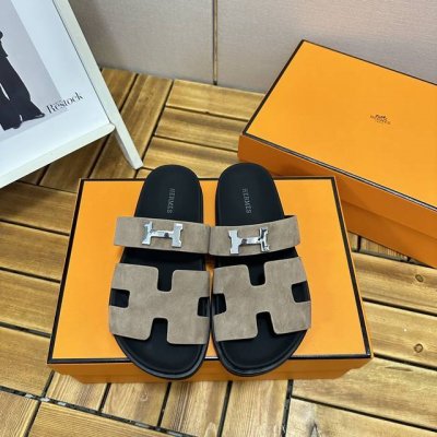 出厂 顶级版本 欢迎对比 情侣款 Hermes 爱马仕顶级版本二舅凉拖鞋 呆萌又优美鞋型，行走非常舒适 HermèS 包装升级，版型做工材料升级 Hermes市