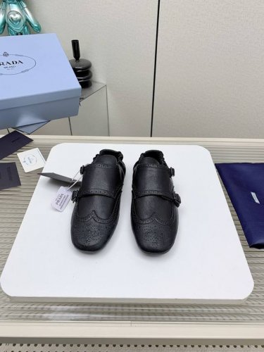 出厂 高版本 Prada 普拉达 25 走秀款复古2扣拖鞋爆款！走秀款 复古感时髦满满 随意百搭 时尚休闲 独到味道，人人都爱也轻松驾驭 每年都会爆.足以征服你