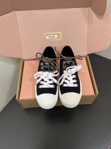 miumiu2025春夏新款阿甘饼干鞋 复古的造型搭配创新的面料！随意搭配上脚非常舒适，年度必入款！简单很随意不羁又能体现单宁美感！小圆头设计，跟鞋型简直是绝配