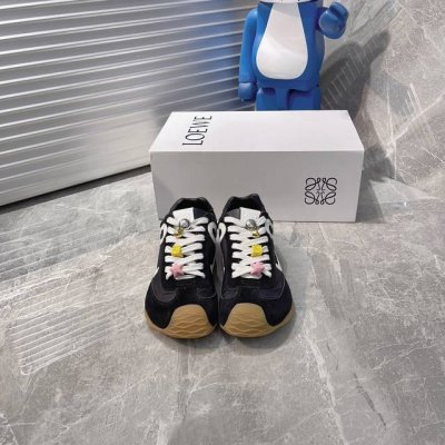 出厂 罗意威 Loewe 全新Flow Runner2.0系列新款走秀情侣款运动鞋 全新配色复古系列跑鞋 之前被他家种草的宝宝.这次的款式千万不要错过.轻便舒适