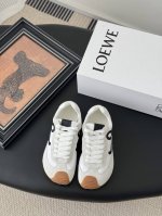 配白色飞机盒 Loewe 2025新款德训运动鞋 可可爱爱又复古种草了 罗意威走上新道路 复古又萌萌 轻便舒适又百搭 跑步暴走都吃香呐 size:35-40