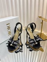 Dior迪奥 玛丽亚 嘉茜娅 蔻丽 Maria Grazia Chiuri 推出精致高雅的 Dior Gem 带跟凉鞋。采用银色调棉质面料精心制作，饰以金属光泽