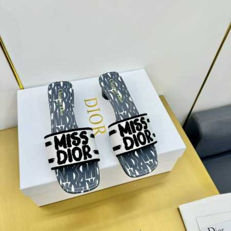 出厂价 2024 Dior迪奥夏季刺绣凉拖 Dway带跟凉拖是一款经典单品，自然色酒椰草和黑色棉质鞋面饰以 Christian Dior Paris 标志刺绣， - 点击图像关闭
