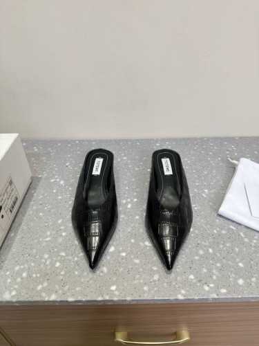 Toteme 小众潮牌 25Ss春夏新款 坡跟 尖头 穆勒半拖 进口皮高级舒适，配女神们的半身裙，不规则的弧形尖头，晚宴系列专属高跟鞋 贯穿整季Lookbook