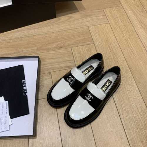 小香爆品乐福鞋新品，小香 早秋新款乐福鞋，蜡牛皮带来无与伦比的质感，经典版型搭配精致饰扣，24秋冬绝美乐福！欢迎随意对比！带给您正品级脚感 材质 鞋面：原版定制