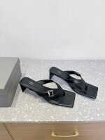 Balenciaga 巴黎世家 25Ss春夏新款 方头 搭扣 人字拖 拖鞋 将时髦发挥到极致的 巴黎世家方头时装鞋 巴黎世家的绝对开了挂 每一双都想去入 因为真