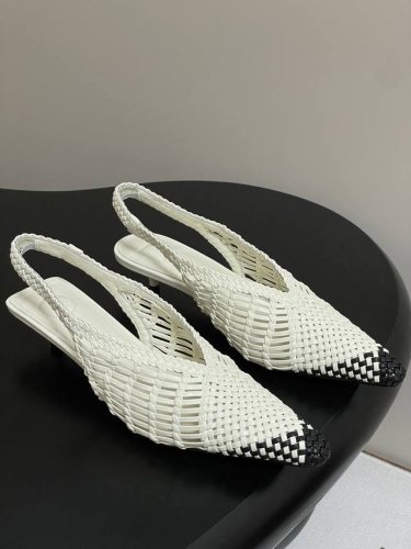小众潮牌 Jacquemus 25Ss春夏新款最火最流行拼色编织尖头小猫跟后空凉鞋 拼色的编织 新颖时尚大方，性感不失优雅，很显脚部线条，附有骨感美的视觉效果，