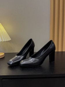 出厂价 25年新款上市走秀明星新品时尚潮流 PRADA 普拉达 方头高跟方跟粗跟凉鞋后空单鞋。能够完美的修饰脚型，让你的双脚看起来又纤细又修长，自带一种优雅和锐