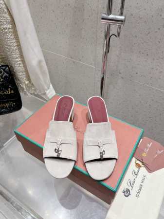 loro Piana 25春夏Lp顶级版本英伦宝石吊坠夹脚平底拖鞋凉鞋 原来这就是传说走两万步都不会累脚的夹脚凉鞋把颜值和脚感都拿捏住了，上脚一走就会被彻底沦陷 - 点击图像关闭
