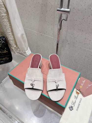 loro Piana 25春夏Lp顶级版本英伦宝石吊坠夹脚平底拖鞋凉鞋 原来这就是传说走两万步都不会累脚的夹脚凉鞋把颜值和脚感都拿捏住了，上脚一走就会被彻底沦陷
