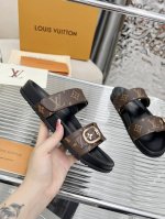 louis Vuitton路易威登新款拖鞋火爆上市 1:1高级定制 秒杀一切仿品 原版开模Logo冲孔装饰 既时尚又美观 精美原版鞋楦 面料:小牛皮 内里 羊皮