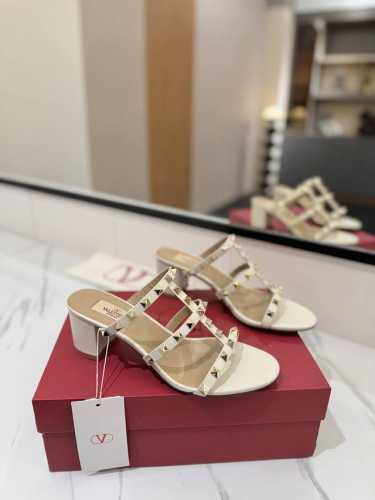 出厂价： Valentino 华伦天奴铆钉 VT经典6.0cm 粗跟凉拖鞋，顶级复刻！侧身弧线完美，原版开模定制不生锈铆钉 特别有质感的五金衬托出满满的高级感，