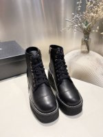 CHANEL 香奈儿 24ss 小香秋冬走秀靴 超级好看，又轻，又增高。谁穿谁超模，少女们的心头爱真的是帅气时尚的代表 靴筒五金字母点缀 低调不失奢华！简约时尚