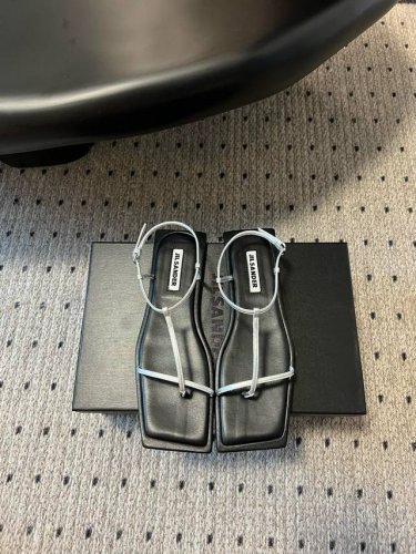 jil Sander 吉尔 桑达早春爆款细带凉鞋 这款真的绝了 时髦到飞起 想不到有任何理由可以去拒绝这款凉鞋 随便凹个造型都满分 时髦精绝对不能错过的必入款