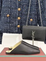 厂价 P310 Loro Piana L P30经典绝美 大方头平底半拖 精致优雅浪漫 低调奢华 一穿就足够精致优雅 面料采用原版定制皮料 内里垫脚均为混种羊皮