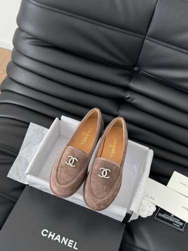 Chanel 24K秋冬新款乐福鞋 新款双C经典 上脚很舒服诶 美拉德棕色还是很适合秋冬的～ 鞋面麂皮 牛皮 内里羊皮 真皮大底 Size:35-39 其他码数